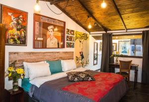 1 dormitorio con 1 cama grande en una habitación en La Colina Hotel Cottage, en Bogotá