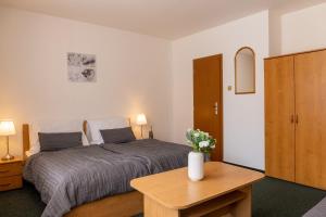 Postel nebo postele na pokoji v ubytování Hotel Kanarek + 28 fotografií