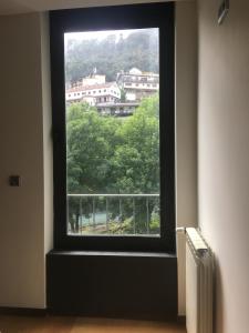 uma janela num quarto com vista para a cidade em The River's Whisper Apartment no Gerês