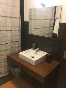 Ένα μπάνιο στο The River's Whisper Apartment
