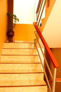 un escalier avec une rampe d'escalier et une plante en pot dans l'établissement Hotel Conquistador, à Andahuaylas