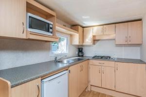 A kitchen or kitchenette at HH Laambeek Mobile Home