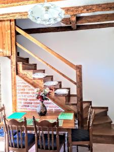 ein Esszimmer mit einem Tisch und einer Treppe in der Unterkunft Apartments Relax Zone in Umag