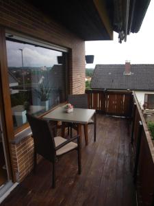 un patio avec une table et des chaises sur un balcon dans l'établissement SC Apartment - Nürnberg Messe / Fränkisches Seenland, à Schwabach