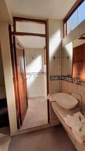 W łazience znajduje się umywalka i prysznic. w obiekcie Mandor Machu Picchu w Machu Picchu