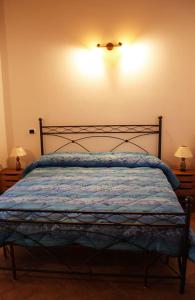 PreciにあるAgriturismo Monti Sibillini Camperatoのベッドルーム1室(青い掛け布団付きのベッド1台付)
