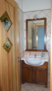 カスティリオーン・フィオレンティーノにあるMagnolieのバスルーム(洗面台、鏡付)