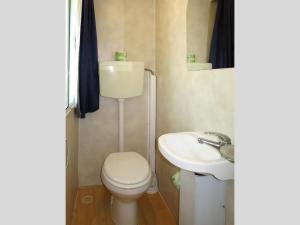 łazienka z toaletą i umywalką w obiekcie Mobilhome Standard w mieście Tuoro sul Trasimeno