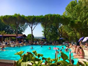 a group of people in a pool at a resort at Mobilhome Superior in Tuoro sul Trasimeno