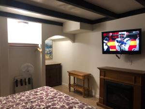 ein Schlafzimmer mit einem Bett und einem TV an der Wand in der Unterkunft Ala Mar by the Sea in Santa Barbara