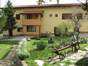 a house with a garden in front of it at Apartment Pino in Roč