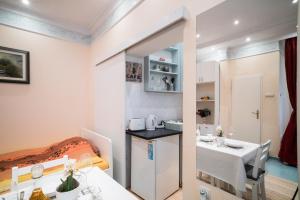 Una pequeña habitación con una cama y un comedor. en White Pearl Apartment, en Belgrado 14 fotos más