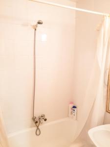 y baño con ducha, bañera y lavamanos. en Pension Aussie Guesthouse, en San Sebastián