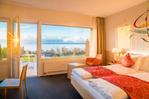 una camera d'albergo con un letto e una grande finestra di Best Western Hotel Rebstock a Rorschacherberg
