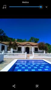 una foto de una piscina frente a una casa en LOS TRES PICOS, en Prado del Rey