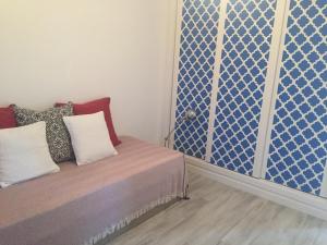 Schlafzimmer mit einem Bett mit blauen und weißen Mustern in der Unterkunft Trail House- Countryside and Beach in Longueira