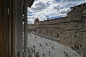 佛罗伦萨索罗体验酒店的街景,有人走