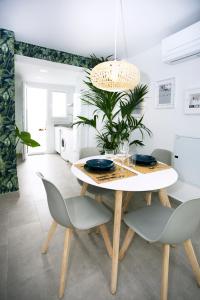 a dining room with a table and chairs at MONKÓ - COCO & TROPYCAL APARTMENT o in Torremolinos