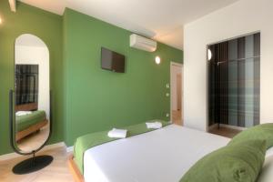 Postel nebo postele na pokoji v ubytování Metropolitan Suites