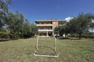 a goal in a field in front of a building at Tommaso 2 Sopra in Tuoro sul Trasimeno