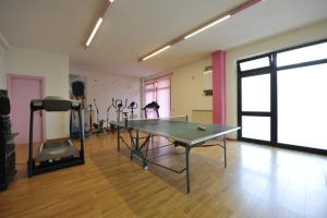 una habitación con una mesa de ping pong. en Tommaso 3 Sopra, en Tuoro sul Trasimeno