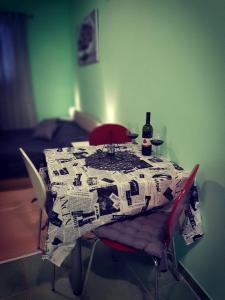 Lastovo的住宿－Apartments Luza，一张桌子,上面有桌布和一瓶葡萄酒