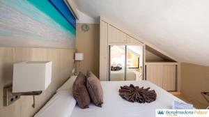 Ein Bett oder Betten in einem Zimmer der Unterkunft Benalmadena Palace Spa
