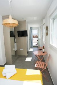 sala de estar con mesa y cama amarilla en MONKÓ - BANANA & TROPYCAL APARTMENT o, en Torremolinos