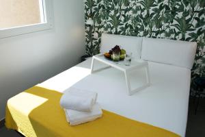 A bed or beds in a room at MONKÓ - BANANA & TROPYCAL APARTMENT o