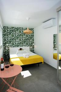 A bed or beds in a room at MONKÓ - BANANA & TROPYCAL APARTMENT o