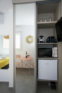 A kitchen or kitchenette at MONKÓ - BANANA & TROPYCAL APARTMENT o