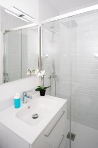 A bathroom at MONKÓ - BANANA & TROPYCAL APARTMENT o Még 13 kép