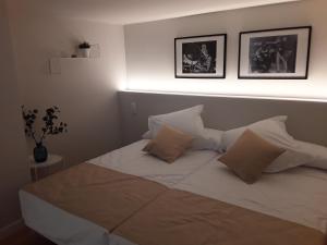 1 dormitorio con 1 cama con sábanas y almohadas blancas en SLEEP TURIA LLIRIA, en Liria