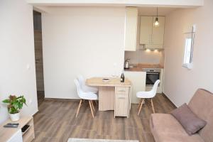 eine Küche und ein Wohnzimmer mit einem Tisch und Stühlen in der Unterkunft Apartment Petra in Tivat
