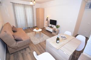 uma sala de estar com um sofá e uma mesa em Apartment Petra em Tivat