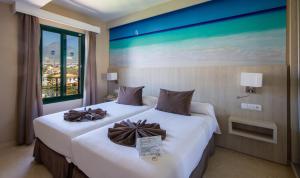 Ein Bett oder Betten in einem Zimmer der Unterkunft Benalmadena Palace Spa