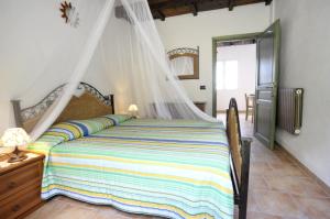 een slaapkamer met een bed met een klamboe bij Tutti Frutti in Pompeiana