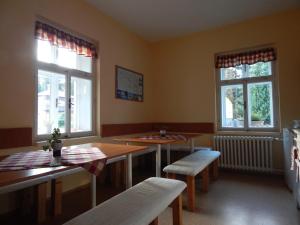 ハルラホフにあるProkopkaのダイニングルーム(テーブル2台、窓2つ付)