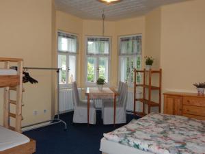 ハルラホフにあるProkopkaのベッドルーム1室(ベッド1台、テーブル、椅子付)