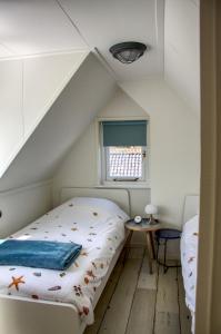 En eller flere senge i et værelse på Huisje Linquenda