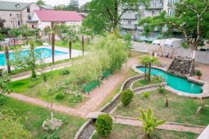 una vista aerea di una piscina in un resort di Sunrise Hotel a Kobuleti