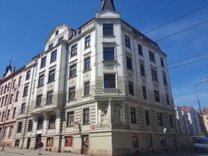 un grand bâtiment blanc avec une tour en haut dans l'établissement KaVi apartments #2, à Plzeň