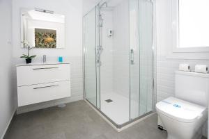 MONKÓ - KIWI & TROPYCAL APARTMENT o في توريمولينوس: حمام مع دش زجاجي ومرحاض