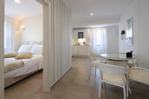 Postel nebo postele na pokoji v ubytování Apartments VIP Residence + 36 fotografií