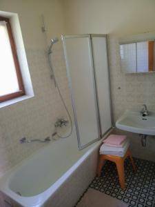 Vonios kambarys apgyvendinimo įstaigoje Haus Bergquell