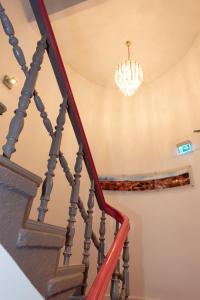eine Treppe mit einem Kronleuchter in einem Haus in der Unterkunft Hotel Europa in Görlitz