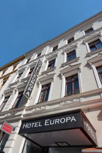 ein Gebäude mit einem Hotel Eurozone Schild darauf in der Unterkunft Hotel Europa in Görlitz