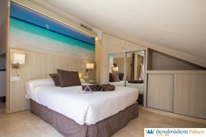 Ein Bett oder Betten in einem Zimmer der Unterkunft Benalmadena Palace Spa