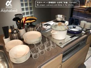 高松的住宿－ALPHABED INN Takamatsuekimae 201 / Vacation STAY 36554，厨房里的厨房柜台,配有盘子和盘子