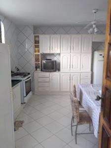 Кухня або міні-кухня у Pensionato quarto individual em Maringá/pr